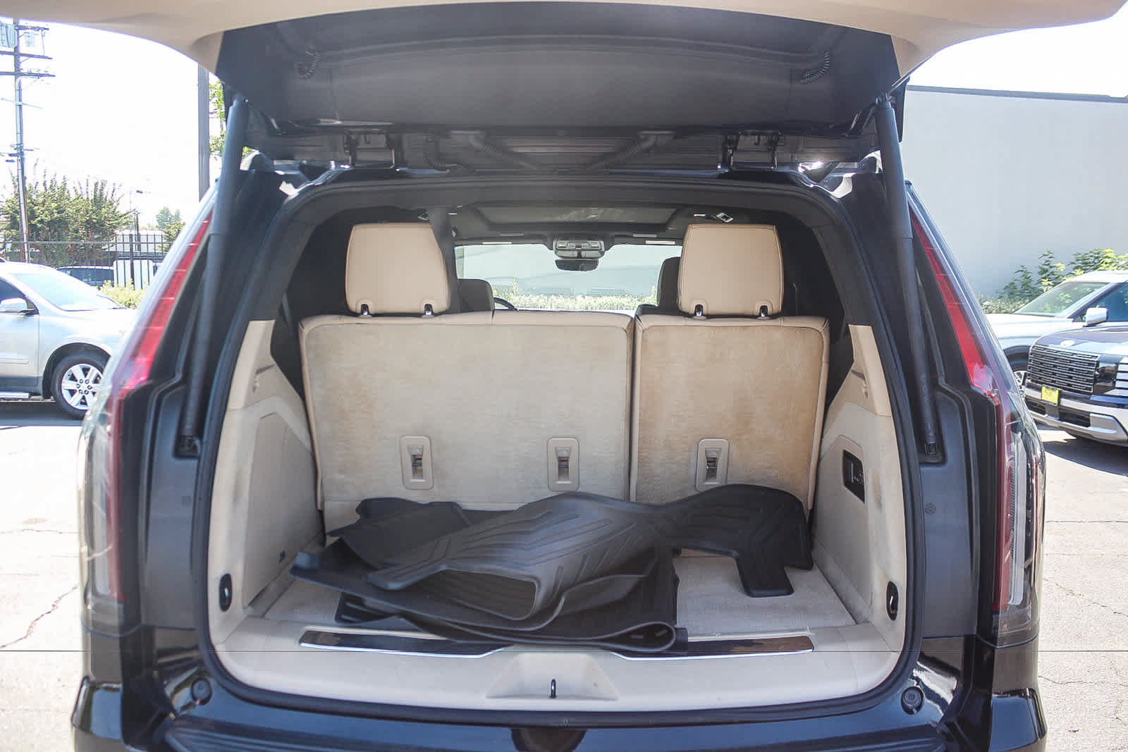 Used 2023 Cadillac Escalade Premium Luxury w/ Performance Package AWD/4WD image 34