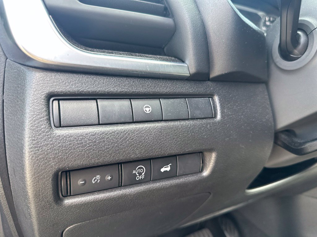 Used 2025 Nissan Rogue SV FWD image 16
