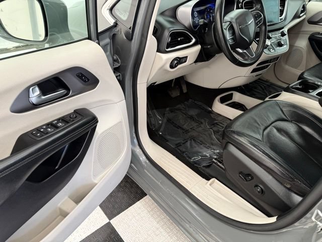 Used 2022 Chrysler Pacifica Touring-L FWD image 32