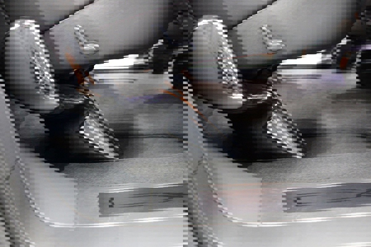 Used 2020 Tesla Model X image 30