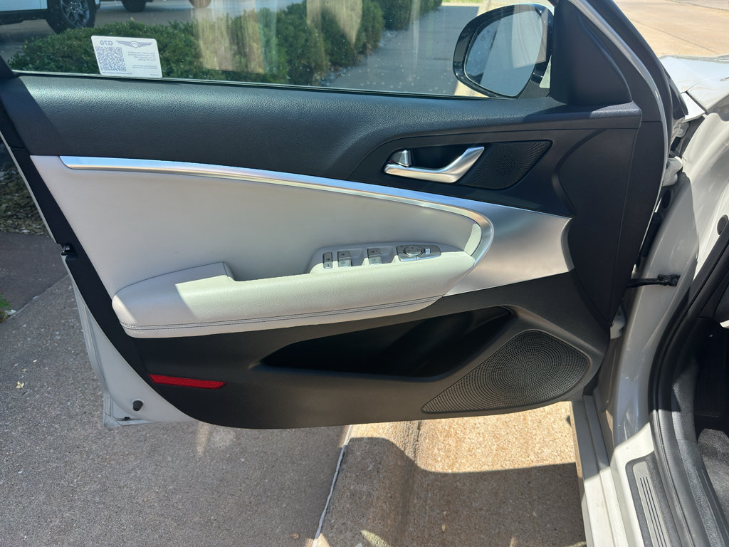 Used 2025 Genesis G70 2.5T RWD image 14