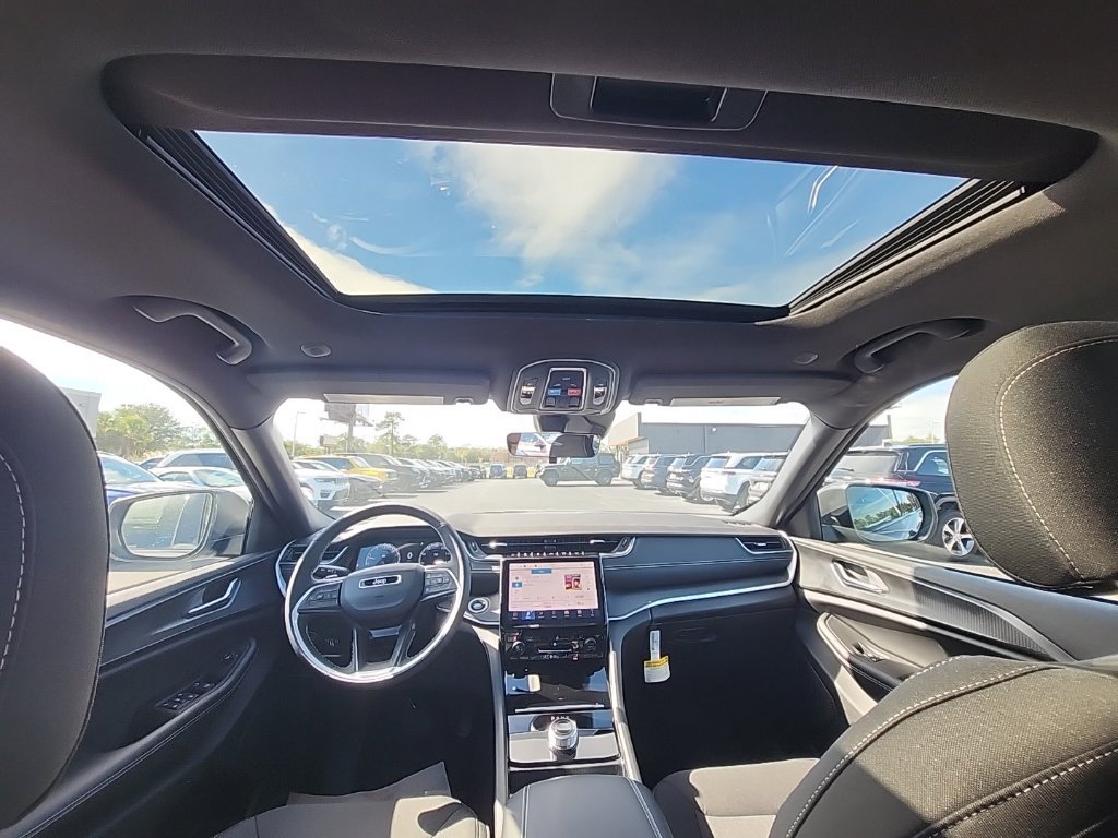 New 2027 Jeep Grand Cherokee Laredo X AWD/4WD image 4