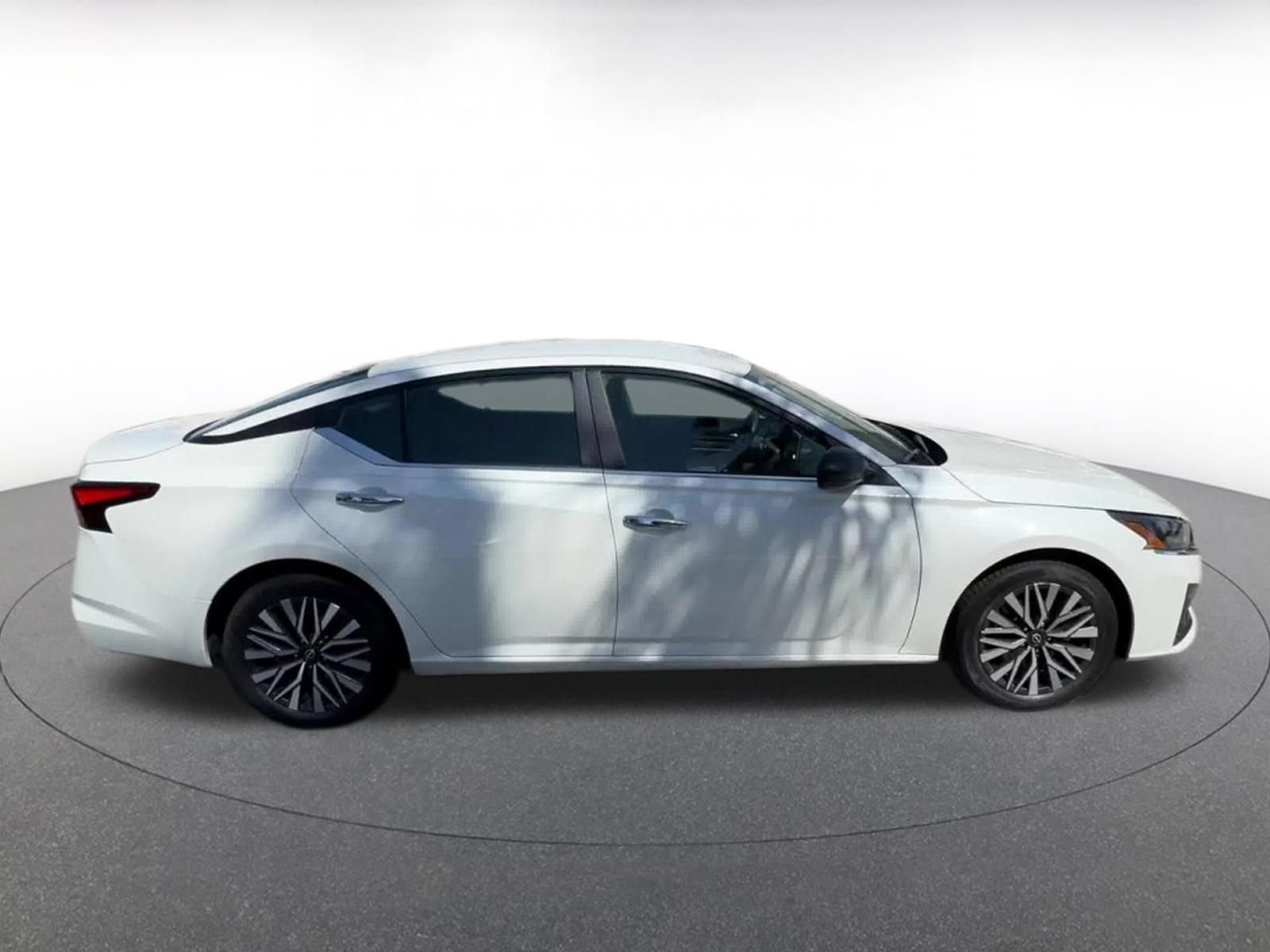 Used 2025 Nissan Altima 2.5 SV FWD image 15