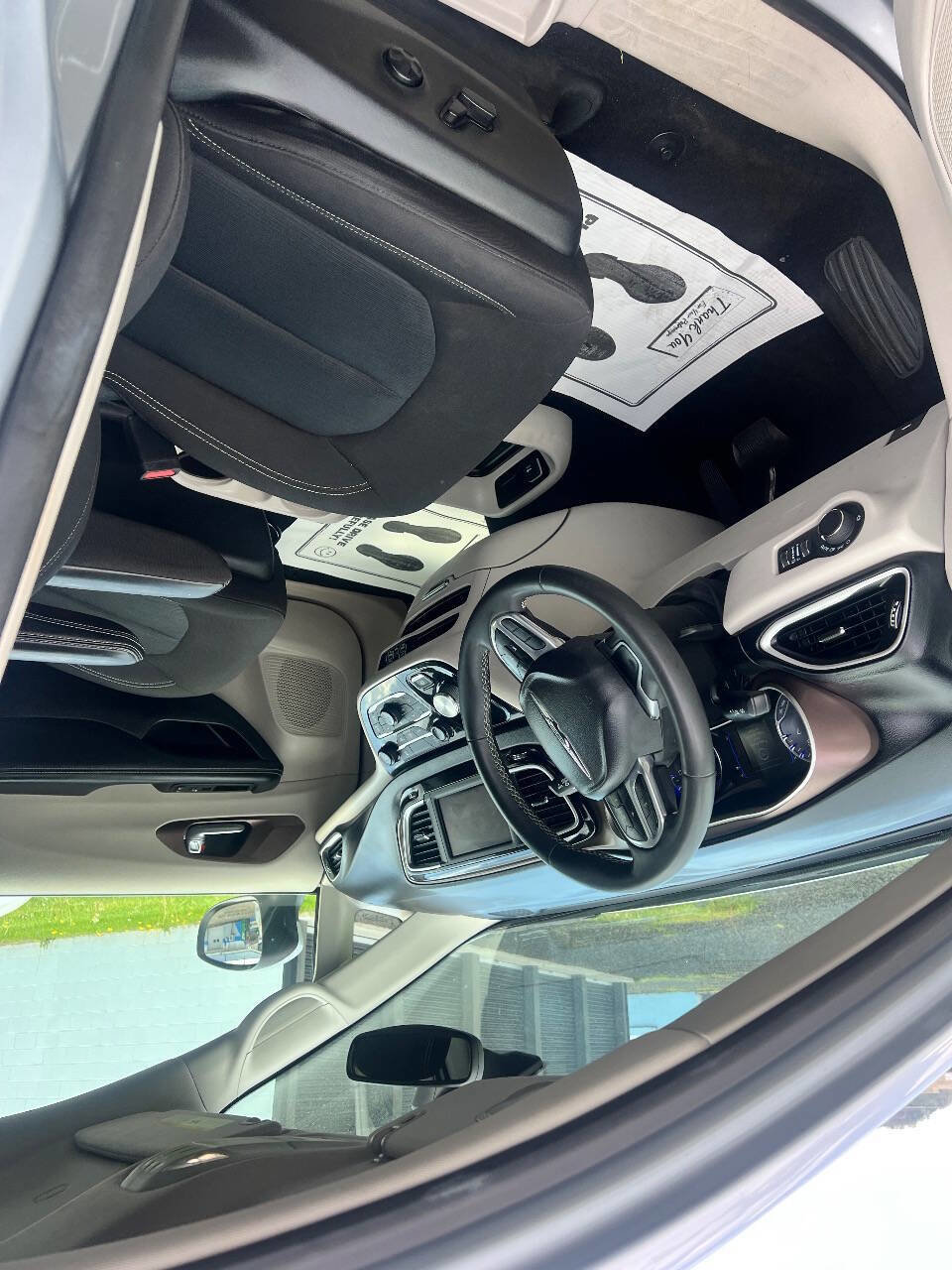 Used 2023 Chrysler Voyager LX image 7