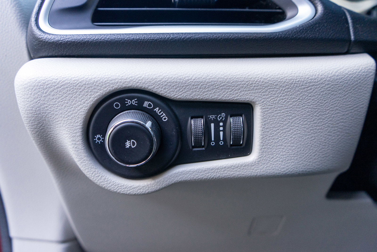 Used 2018 Chrysler Pacifica Touring-L FWD image 16