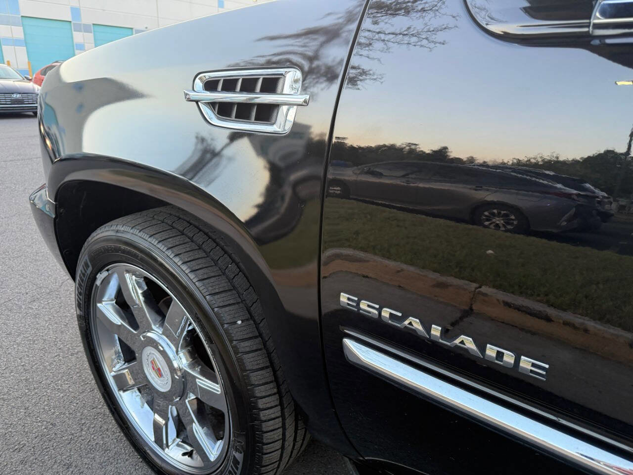 Used 2012 Cadillac Escalade Luxury image 16