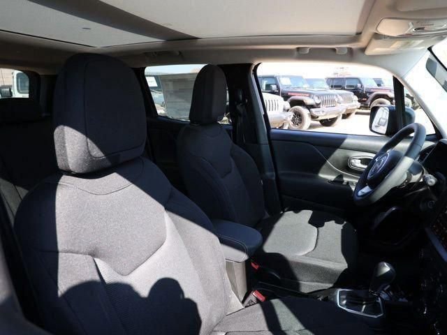 Used 2023 Jeep Renegade Latitude w/ Sun & Fun Group image 21