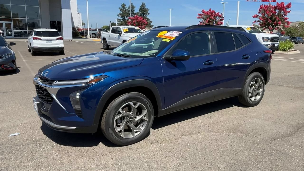 Used 2024 Chevrolet Trax LT w/ LT Convenience Package FWD image 3
