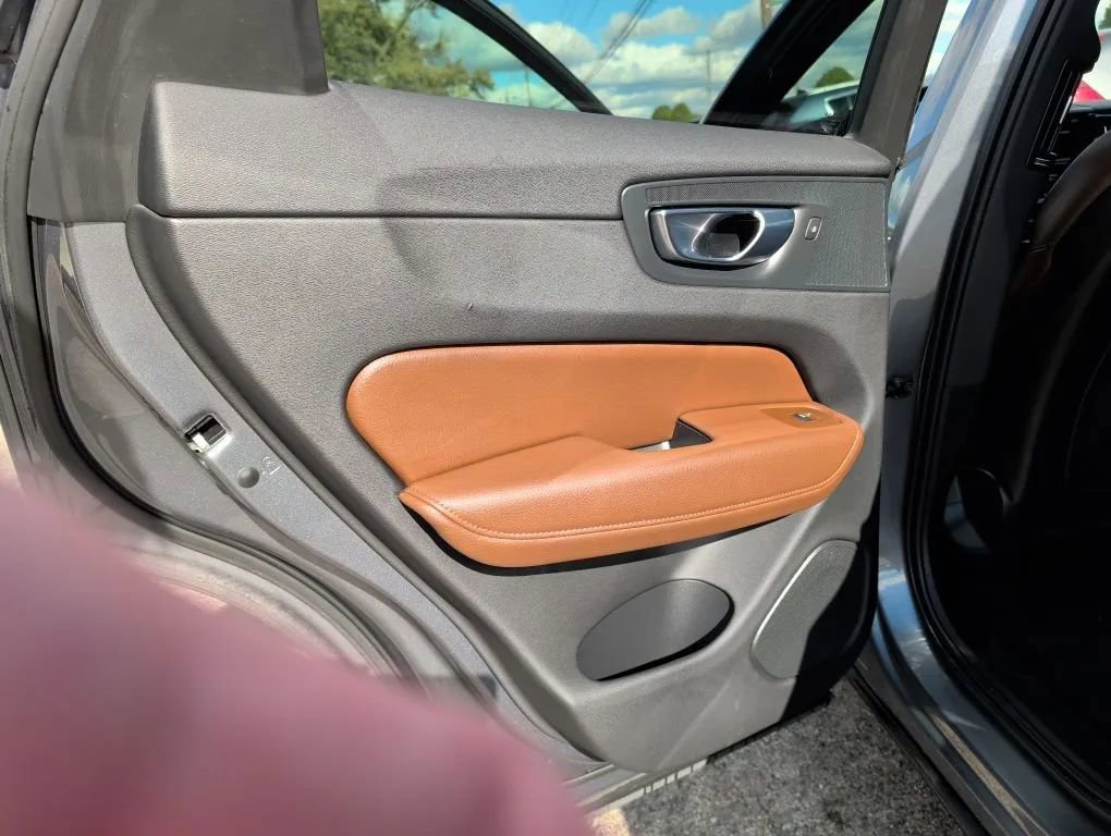 Used 2021 Volvo XC60 T5 Momentum image 19