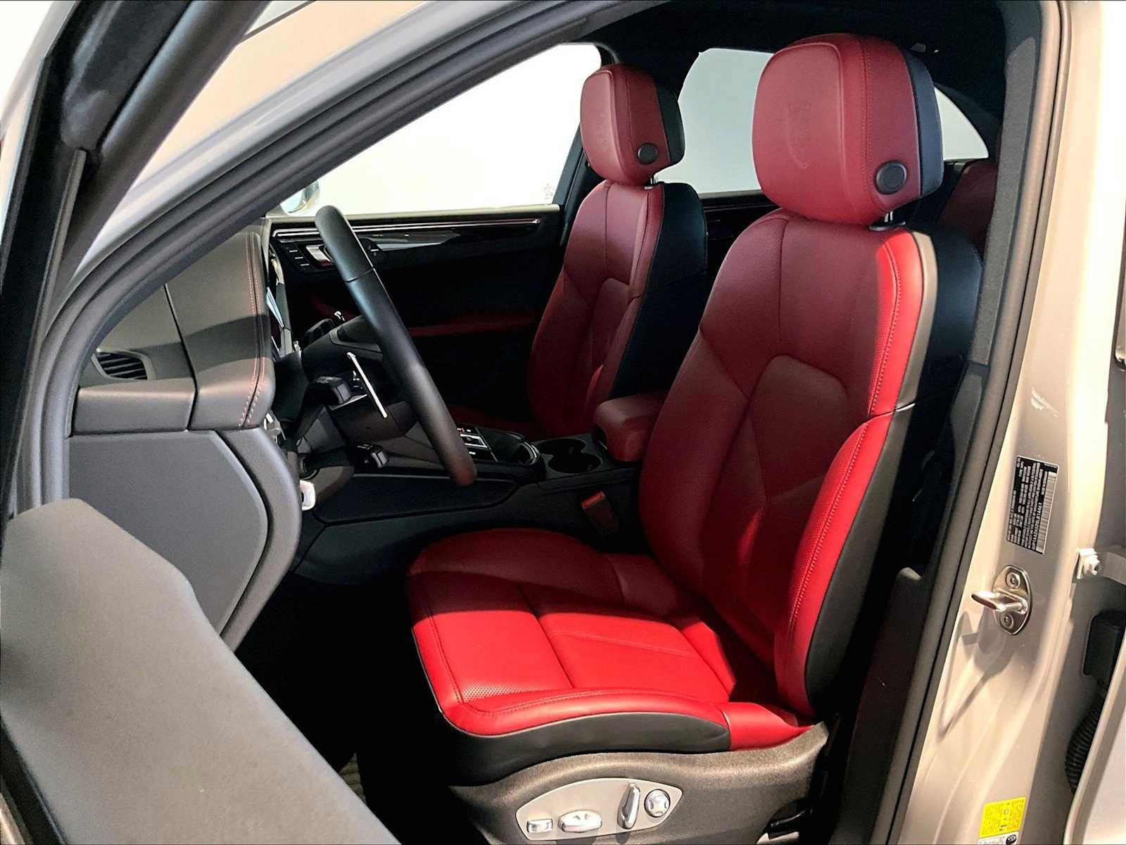 Used 2025 Porsche Macan image 8