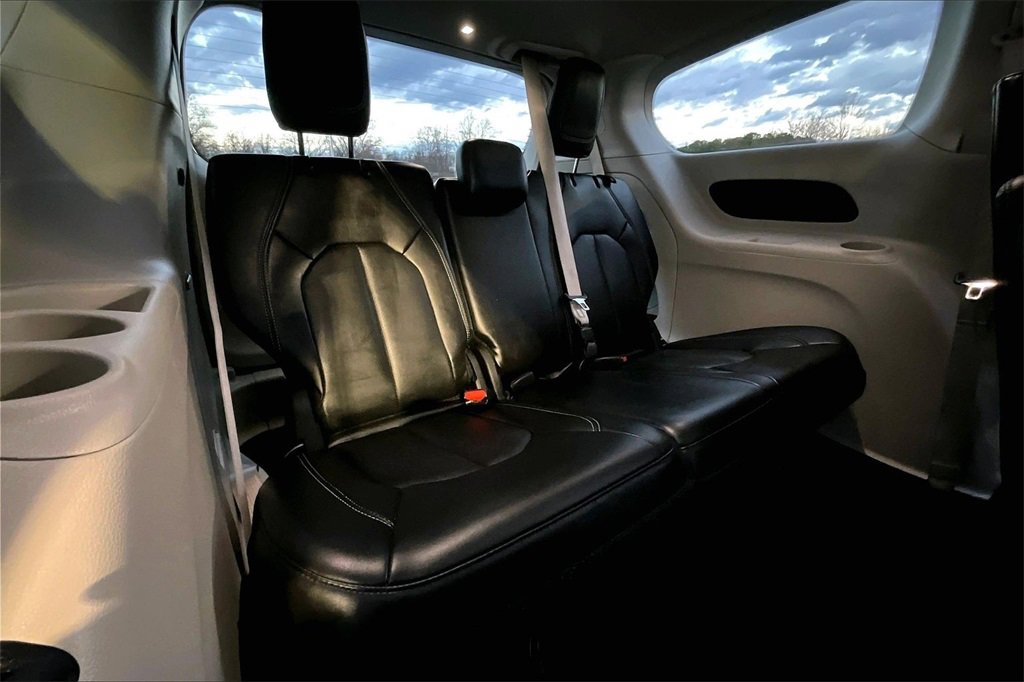 Used 2024 Chrysler Pacifica Touring-L image 20