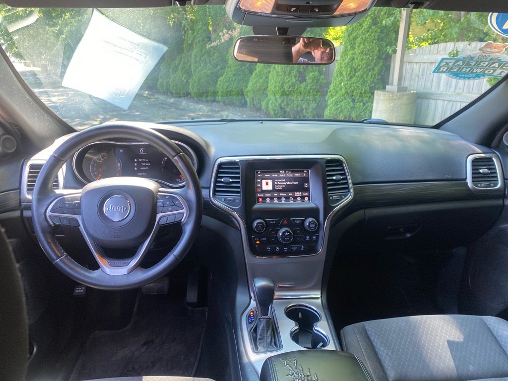 Used 2019 Jeep Grand Cherokee Laredo AWD/4WD image 17