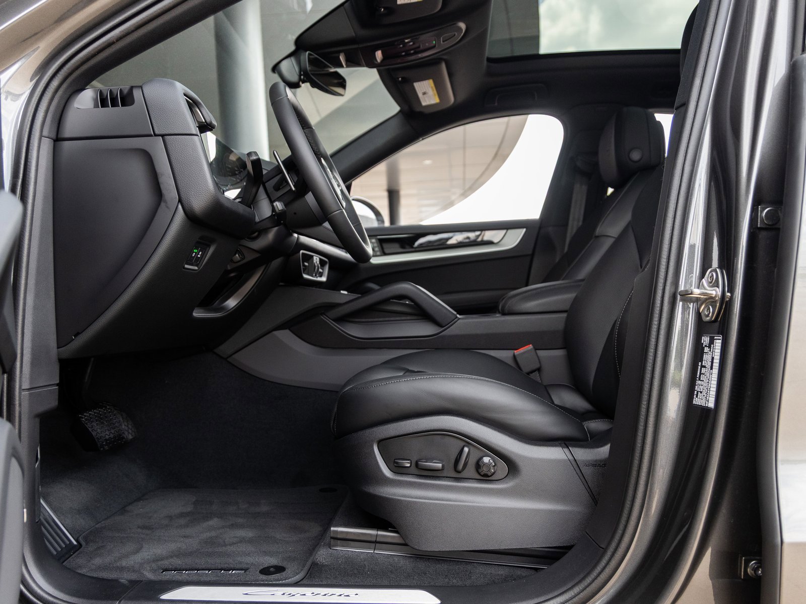 Certified 2025 Porsche Cayenne Coupe image 25