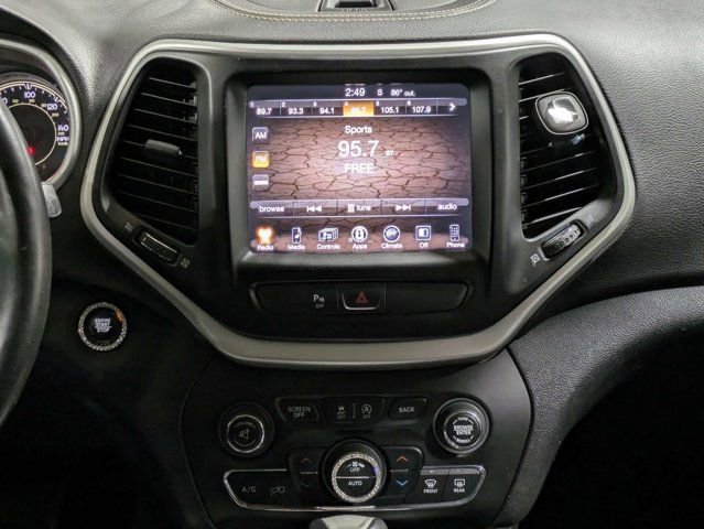 Used 2018 Jeep Cherokee Latitude Plus w/ Comfort/Convenience Group FWD image 19
