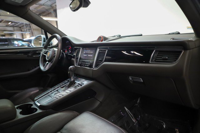 Used 2018 Porsche Macan image 25
