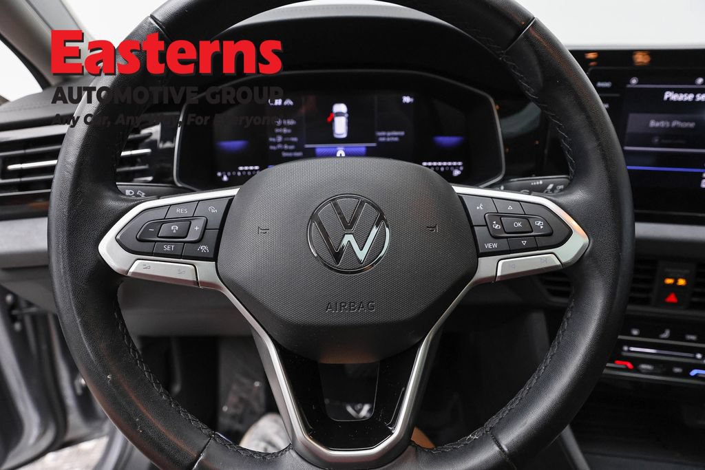 Used 2025 Volkswagen Jetta SE FWD image 10