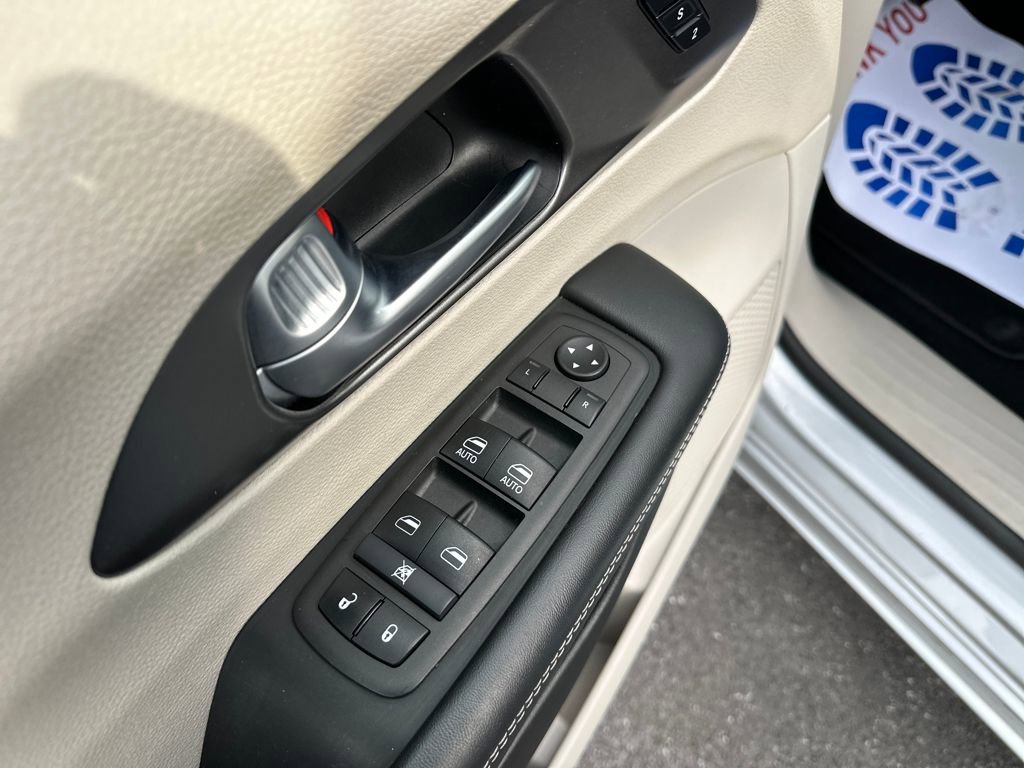 Used 2024 Chrysler Pacifica Touring-L image 15