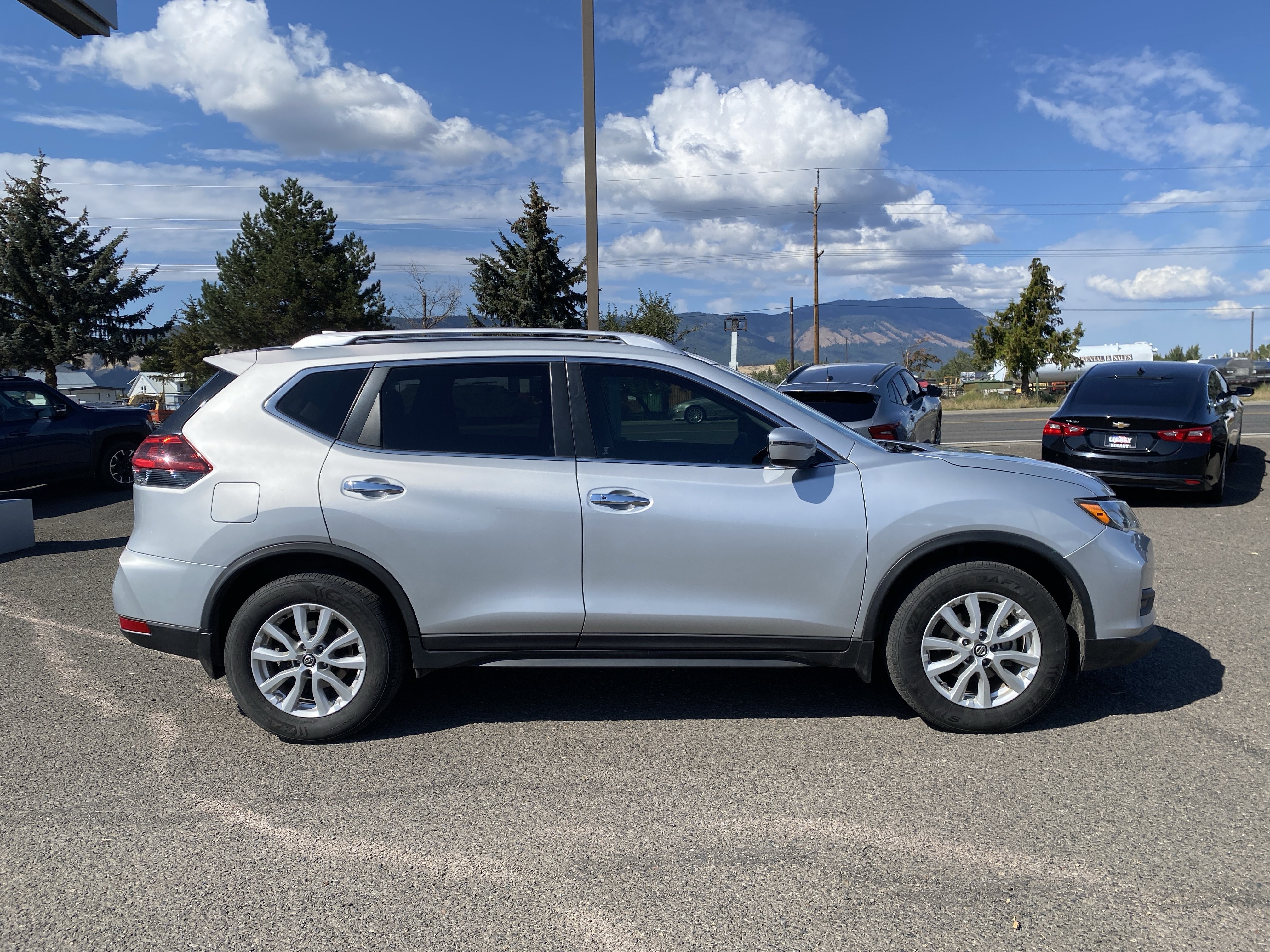 Used 2020 Nissan Rogue SV FWD image 2