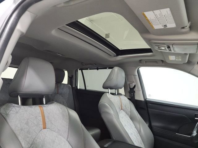 Used 2022 Toyota Highlander Bronze Edition image 6