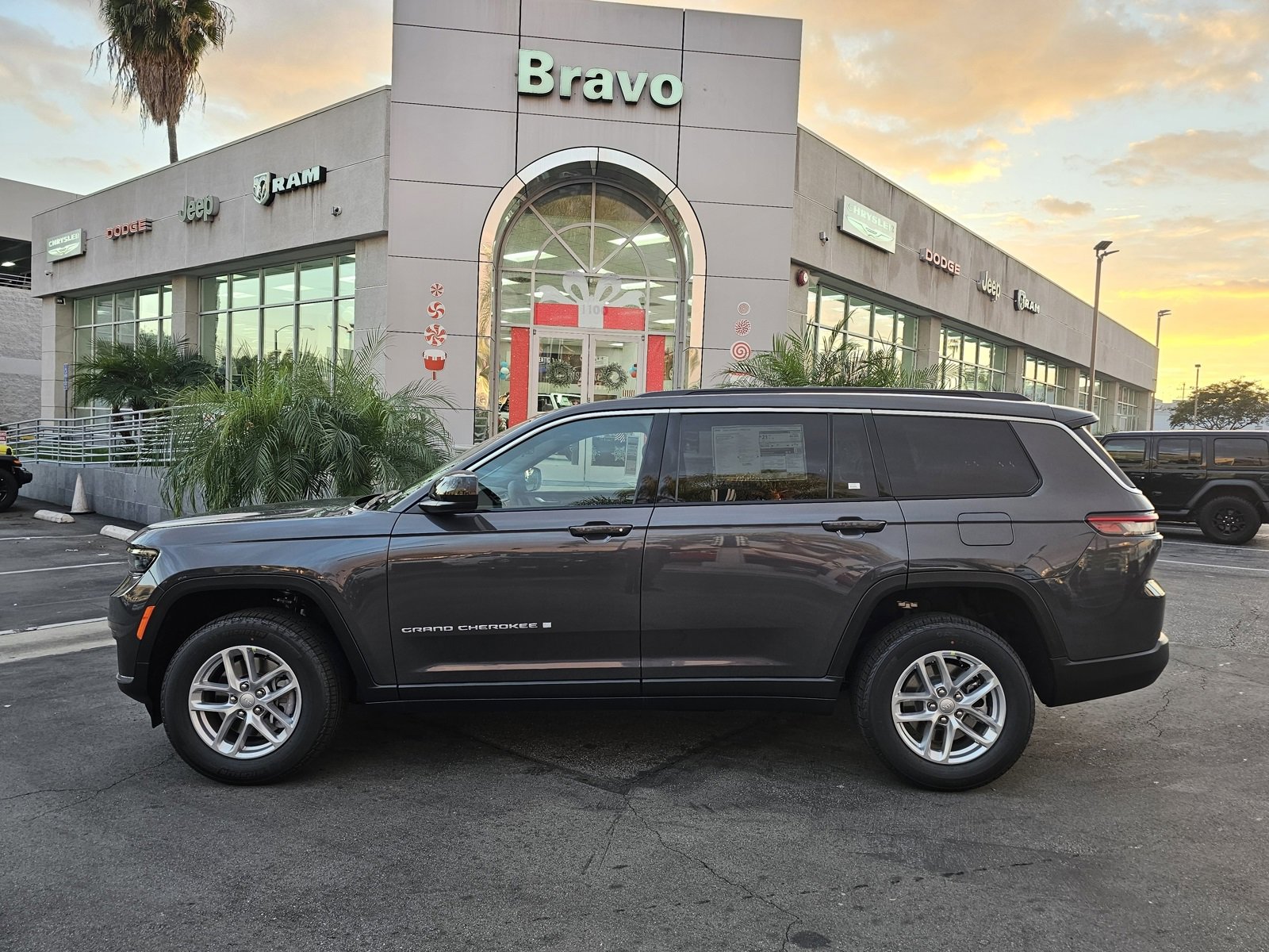 New 2025 Jeep Grand Cherokee L Laredo image 4