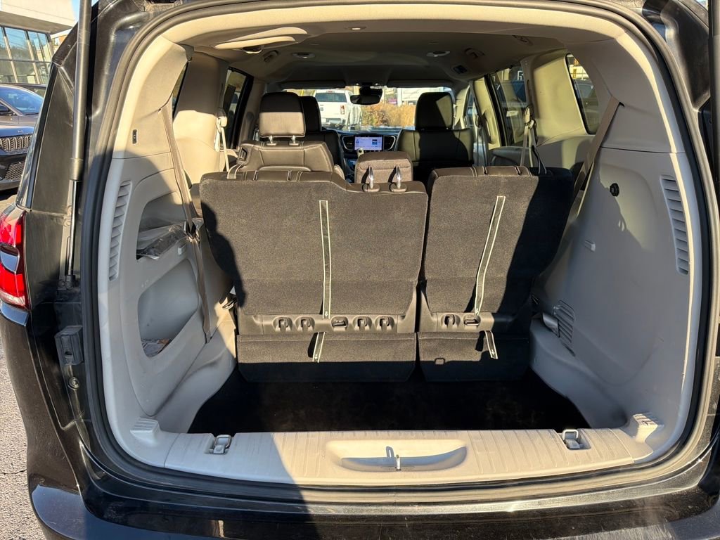 Used 2023 Chrysler Pacifica Touring-L image 25