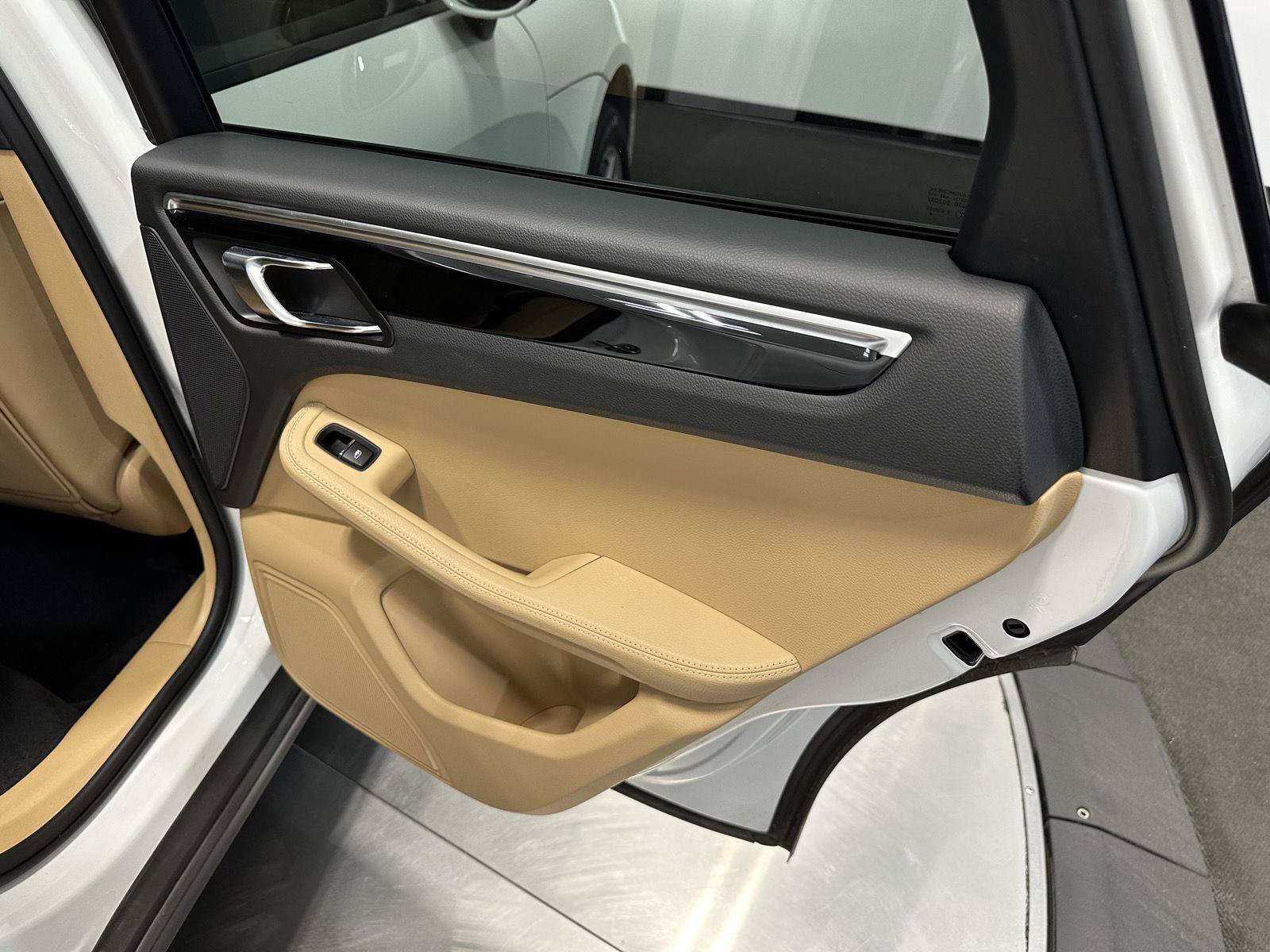 Used 2018 Porsche Macan AWD/4WD image 37