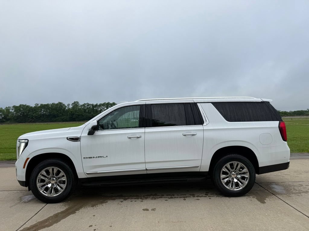 Used 2025 GMC Yukon XL Denali AWD/4WD image 9