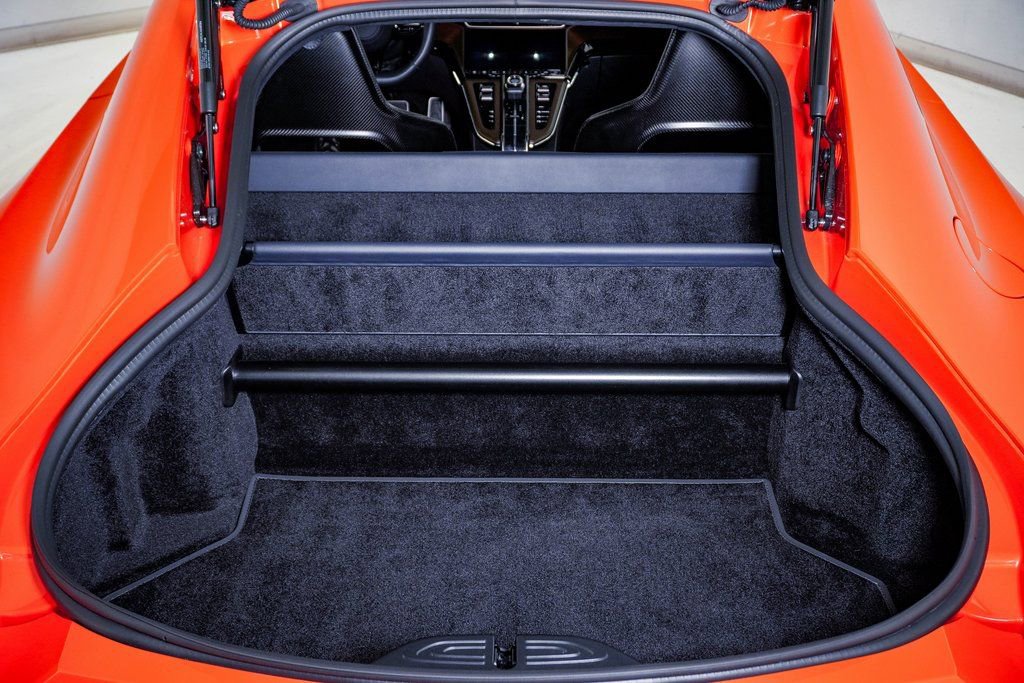 Used 2025 Aston Martin V8 Vantage Coupe image 32