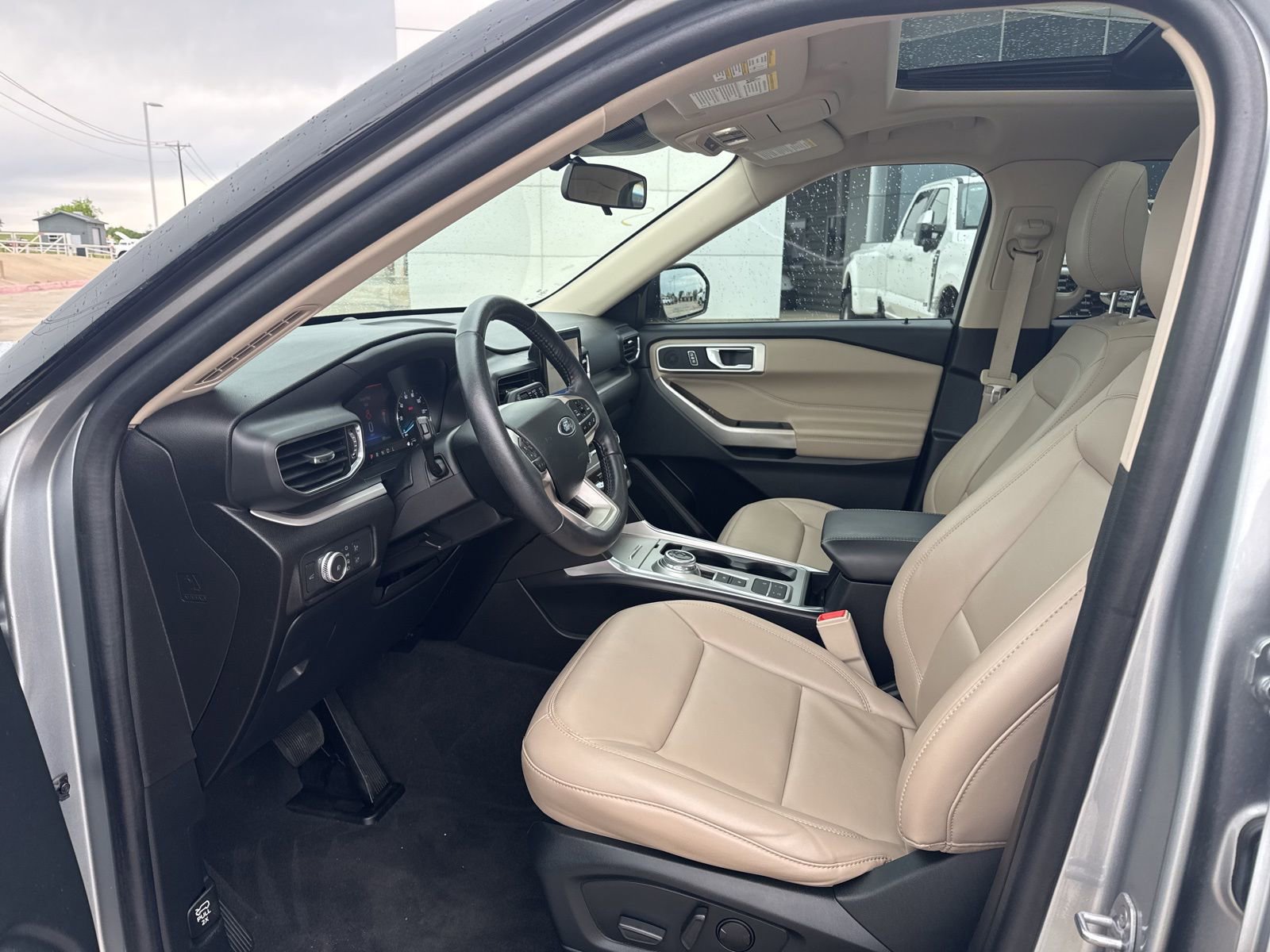 Used 2022 Ford Explorer XLT w/ Equipment Group 202A image 9