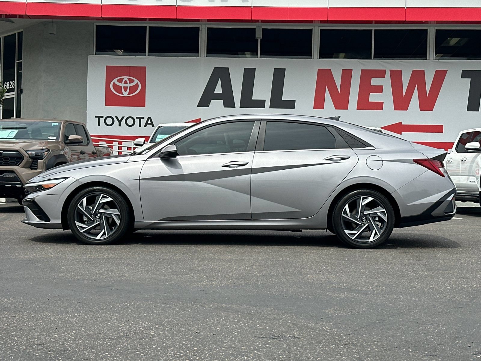 Used 2025 Hyundai Elantra Limited FWD image 2
