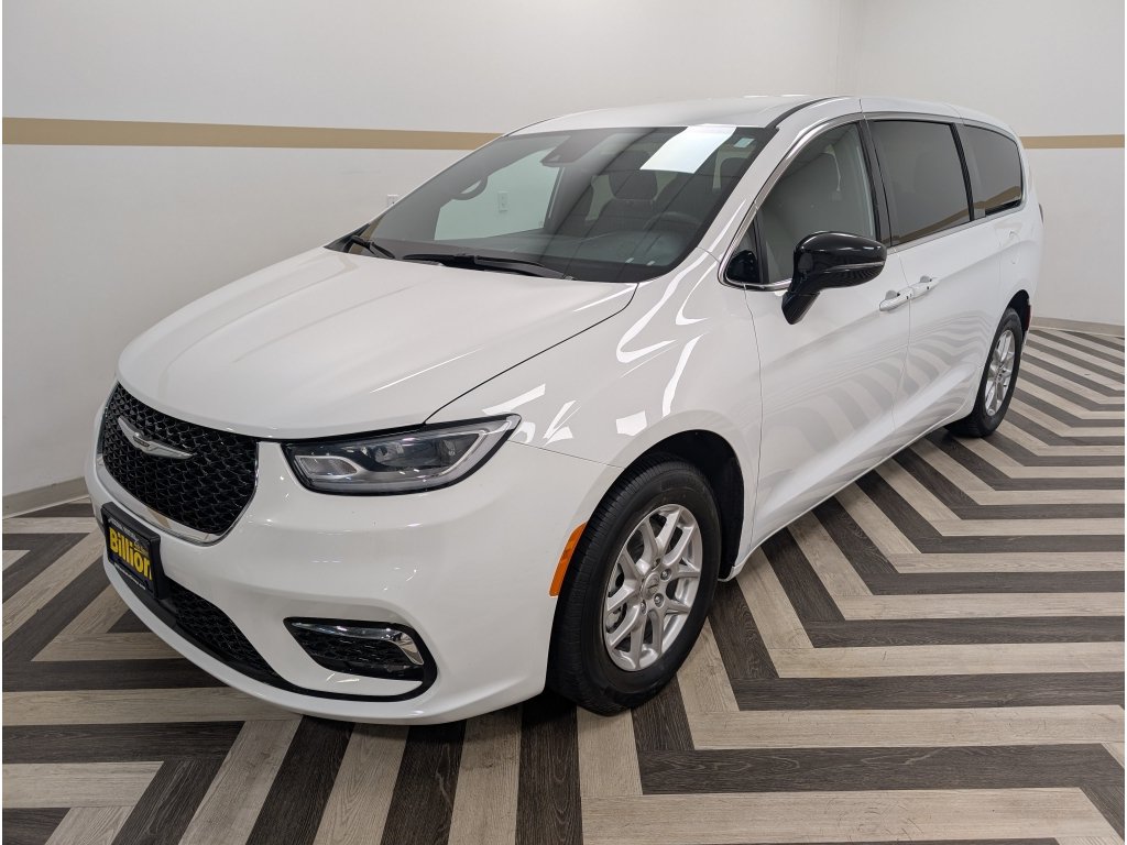 Used 2025 Chrysler Pacifica Select