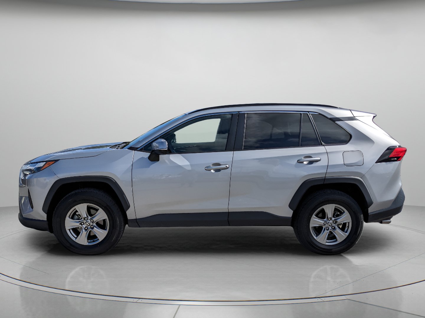 Used 2022 Toyota RAV4 XLE FWD image 5