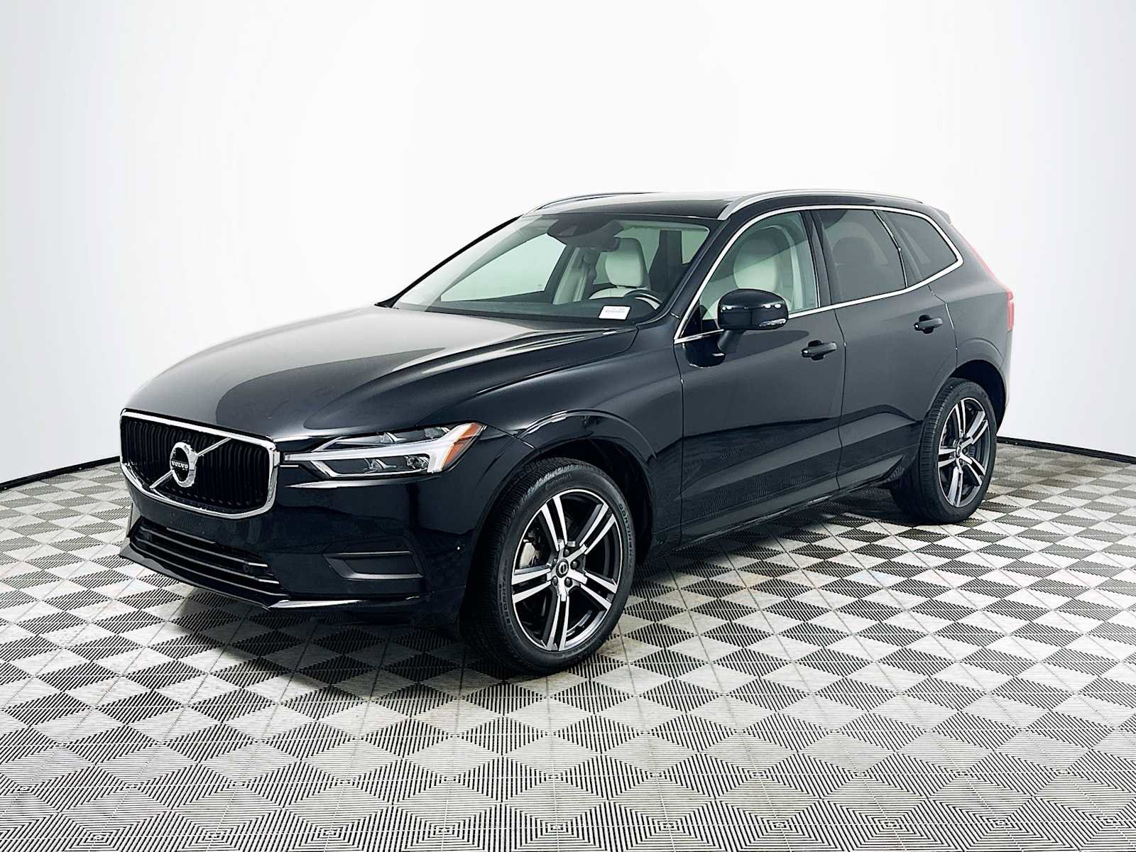 Used 2019 Volvo XC60 T6 Momentum w/ Multimedia Package image 3