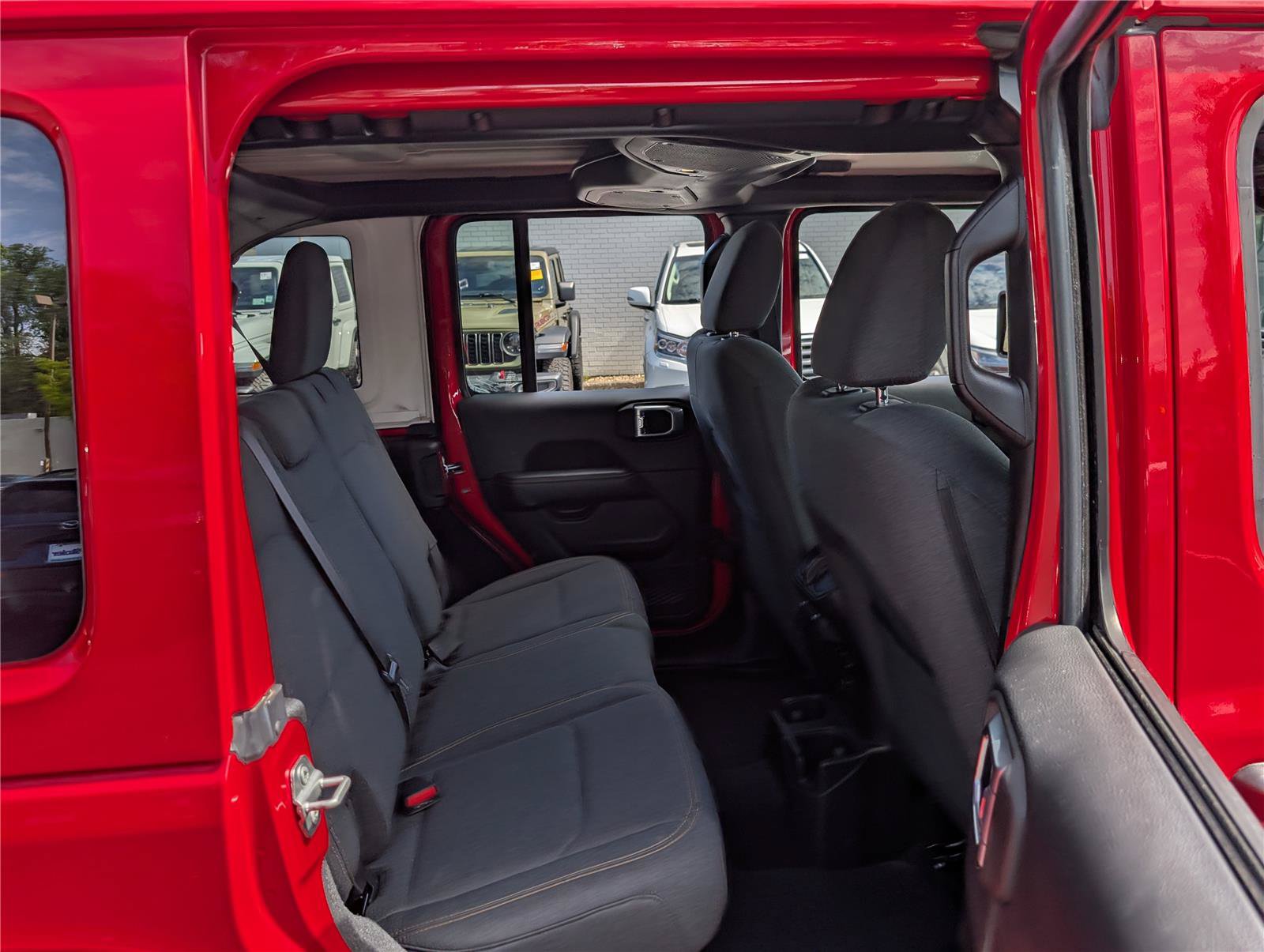 Used 2025 Jeep Wrangler Unlimited Sahara AWD/4WD image 11