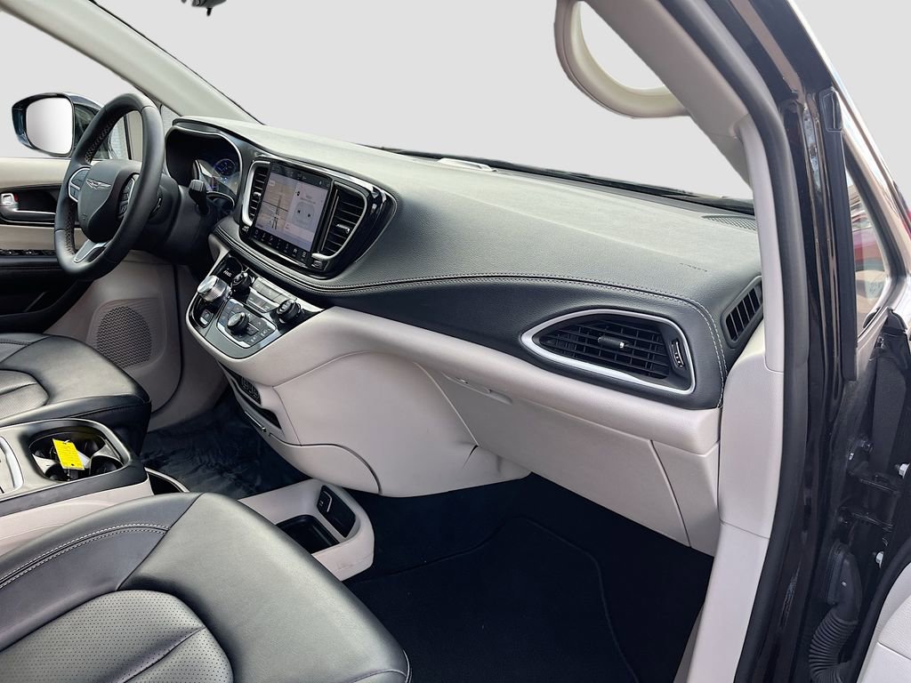 Used 2024 Chrysler Pacifica Select image 31