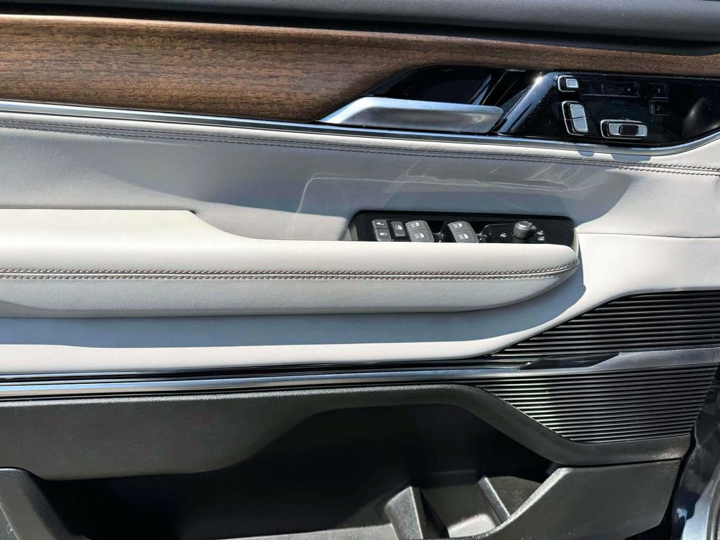 Certified 2025 Jeep Grand Wagoneer 4WD image 19