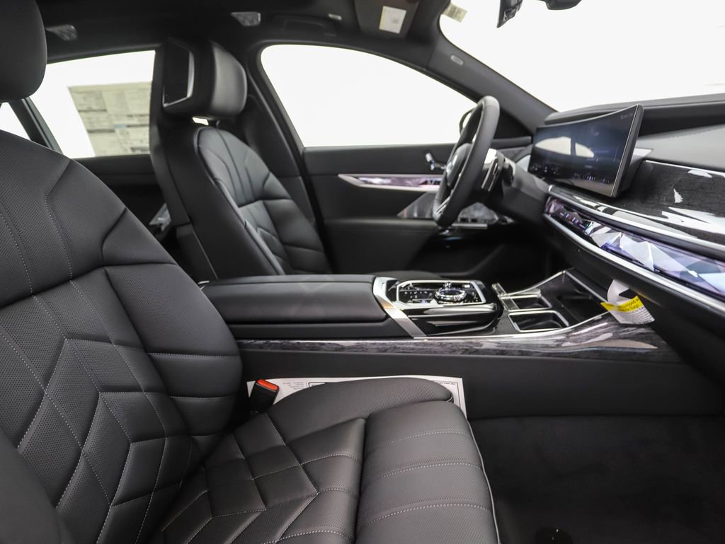 Used 2025 BMW 760i xDrive w/ Executive Package image 32