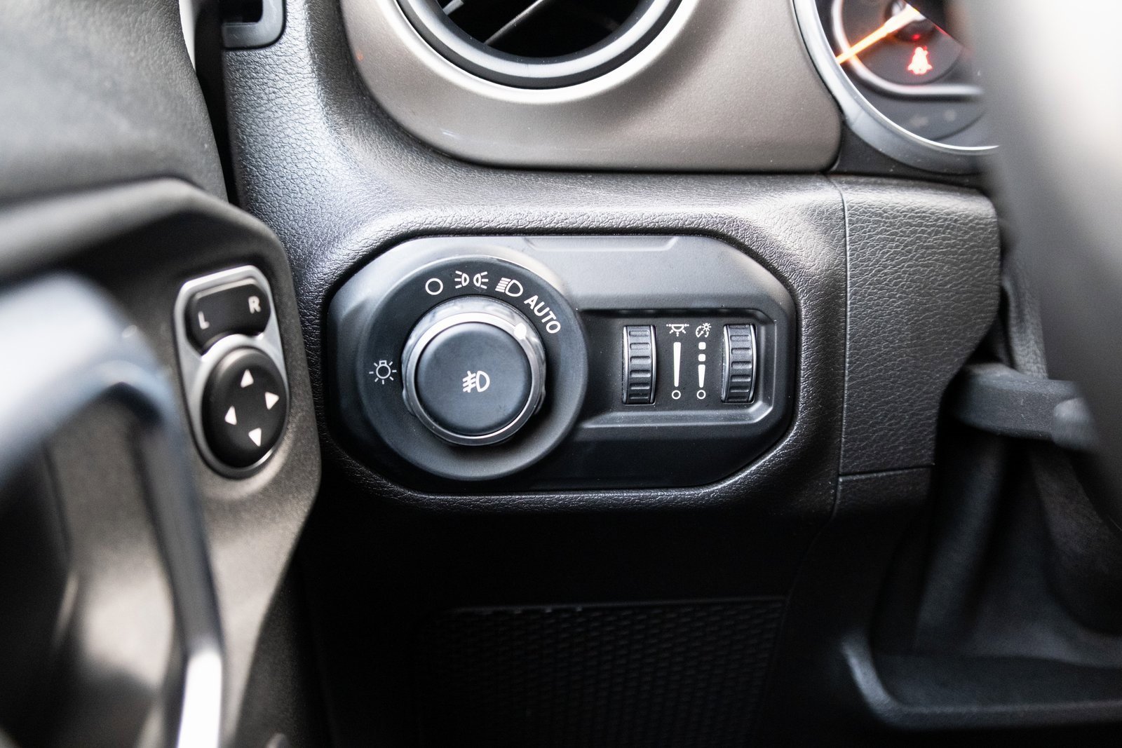 Used 2018 Jeep Wrangler Sport image 10