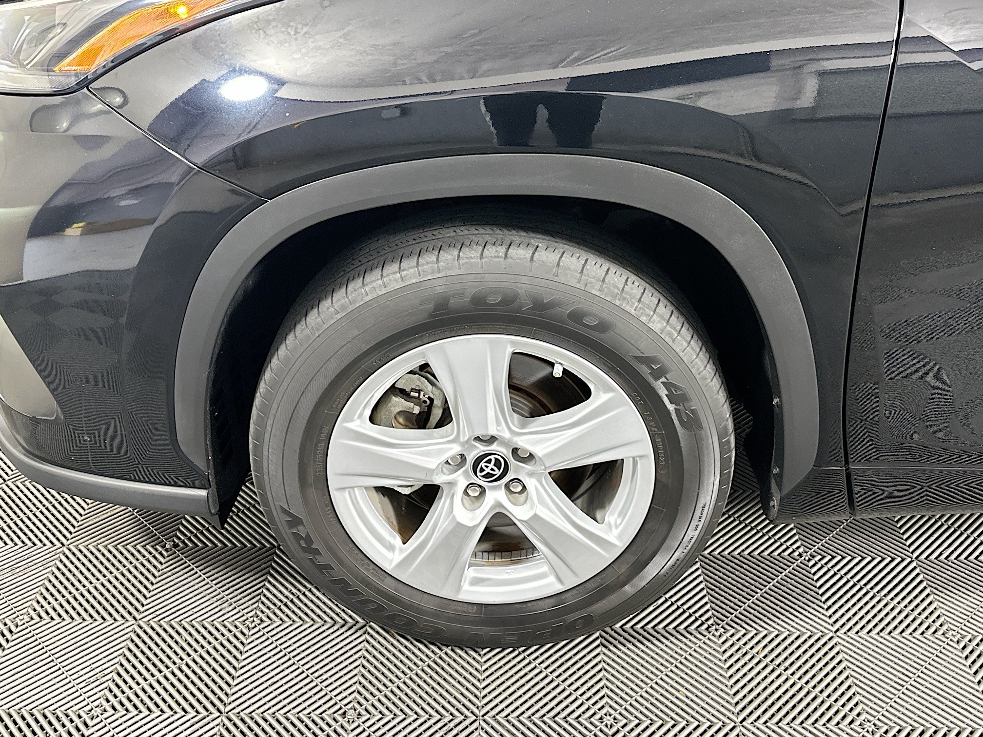 Used 2023 Toyota Highlander L FWD image 11