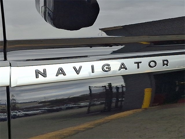 Used 2025 Lincoln Navigator Reserve image 32