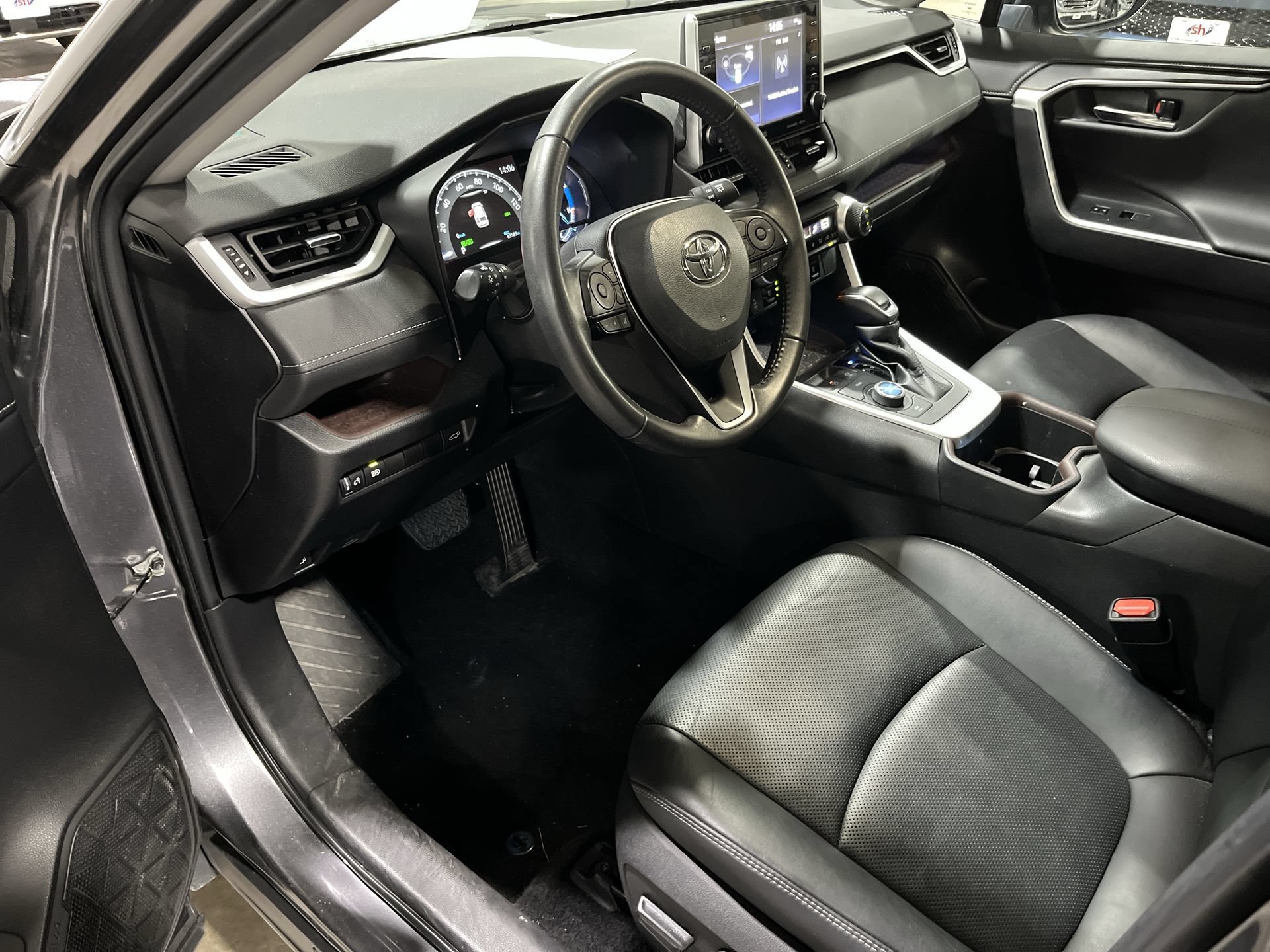 Used 2022 Toyota RAV4 Limited AWD/4WD image 11