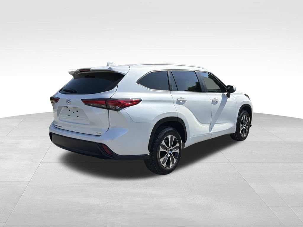 Used 2023 Toyota Highlander XLE FWD video 3