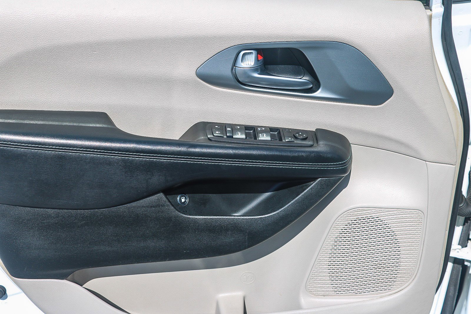 Used 2018 Chrysler Pacifica Touring-L image 21