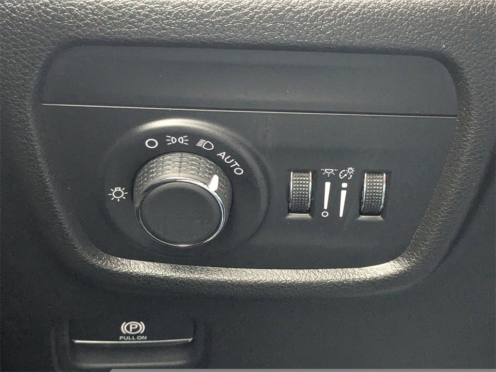 Used 2024 Jeep Grand Cherokee Laredo X image 31