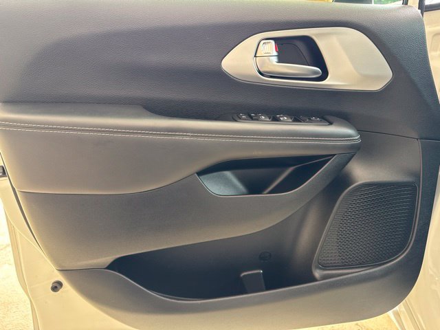 Used 2023 Chrysler Pacifica Touring FWD image 14