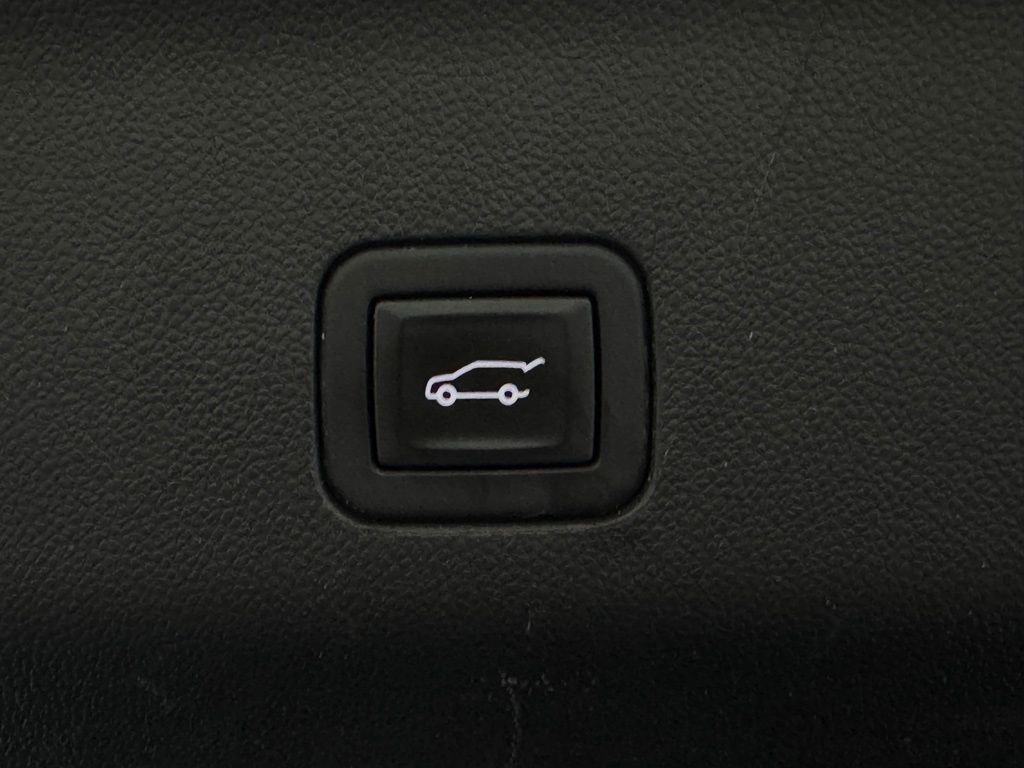 Used 2023 Chevrolet Suburban RST w/ Luxury Package image 11