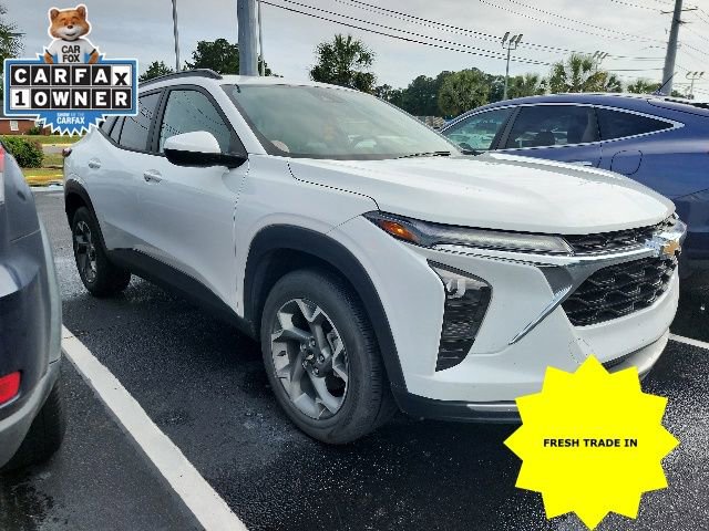 Used 2024 Chevrolet Trax LT w/ Sunroof Package FWD image 2