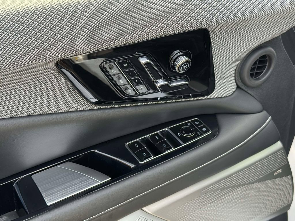 Used 2025 Cadillac Optiq Luxury 2 w/ LPO, Floor Liner Package AWD/4WD image 24