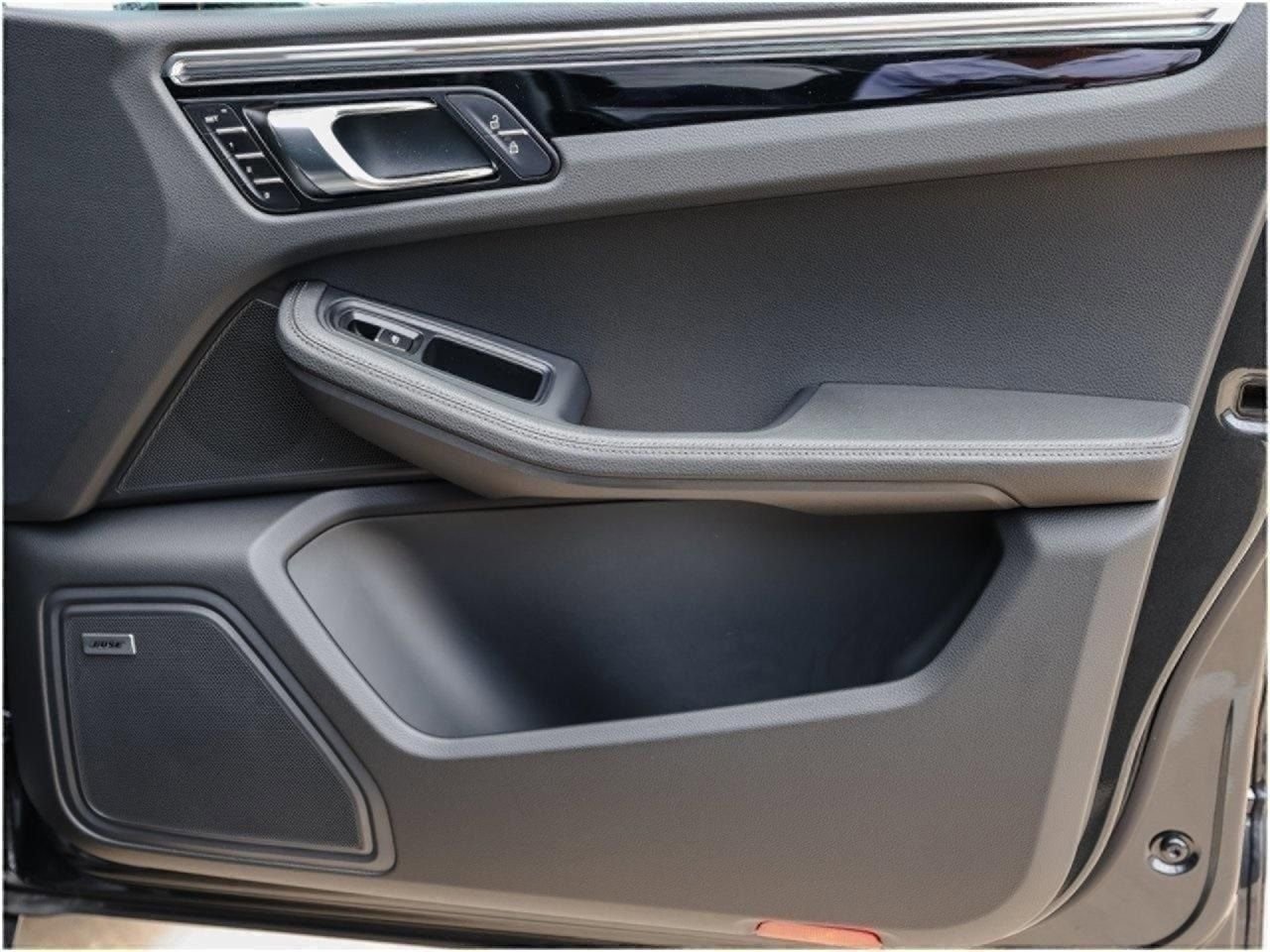 Certified 2025 Porsche Macan AWD/4WD image 25