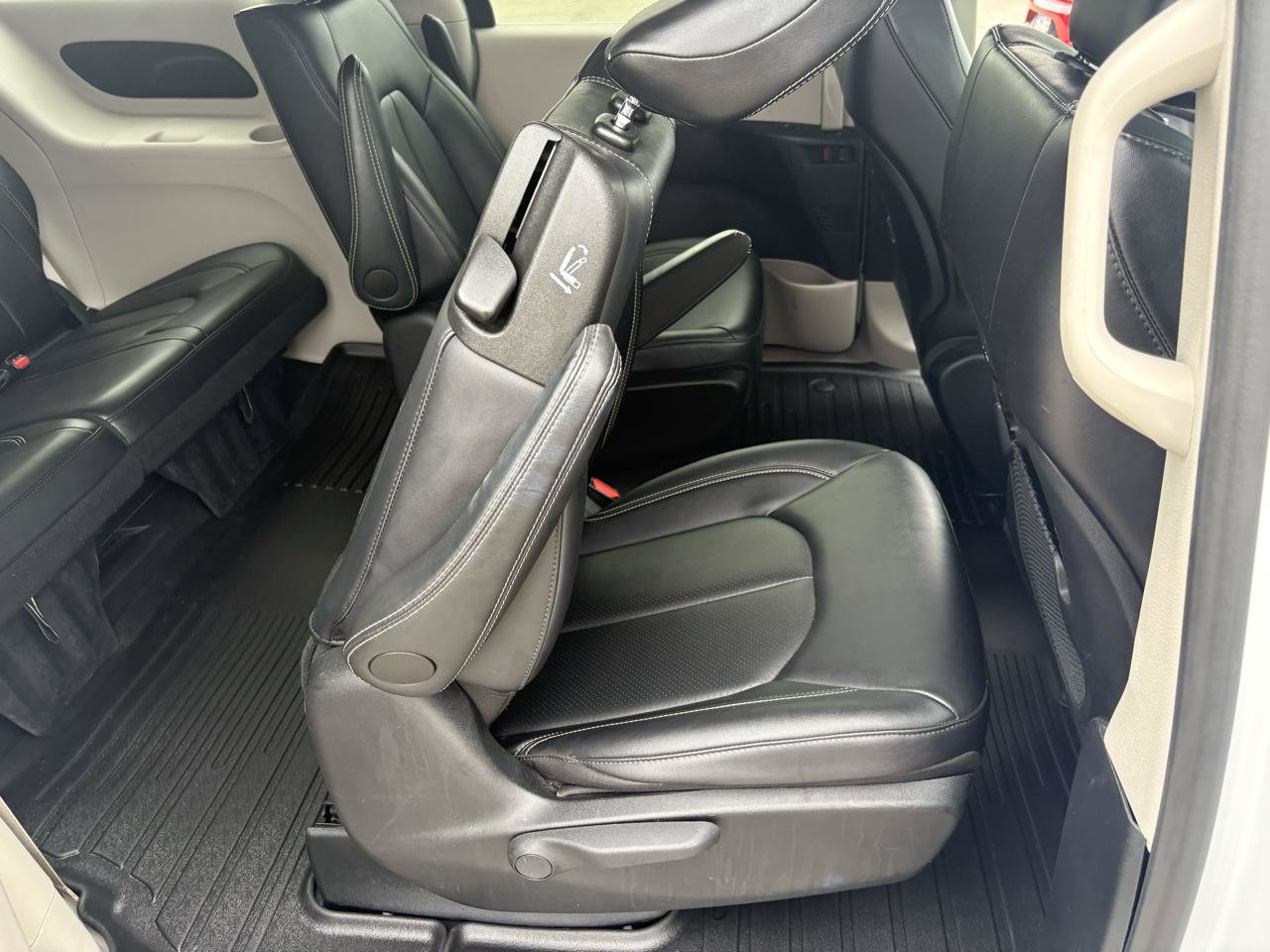 Used 2024 Chrysler Pacifica Limited FWD image 48